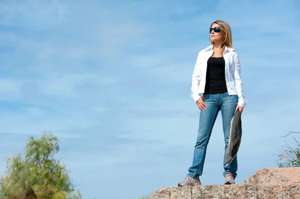 Schöne Mädchen im Freien — Stockfoto