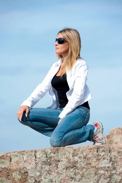 Hermosa chica al aire libre — Foto de Stock