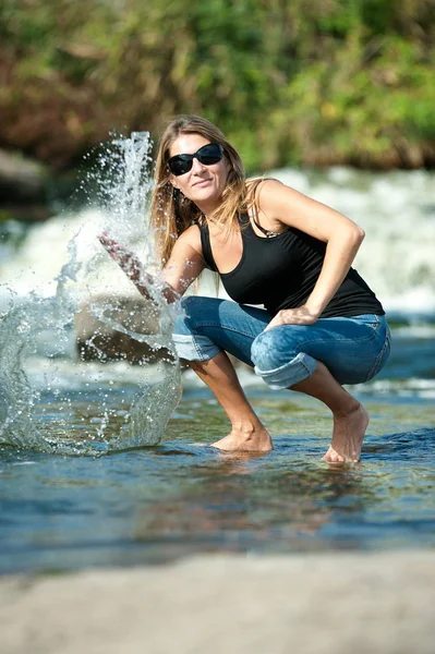 Bella ragazza all'aperto — Foto Stock