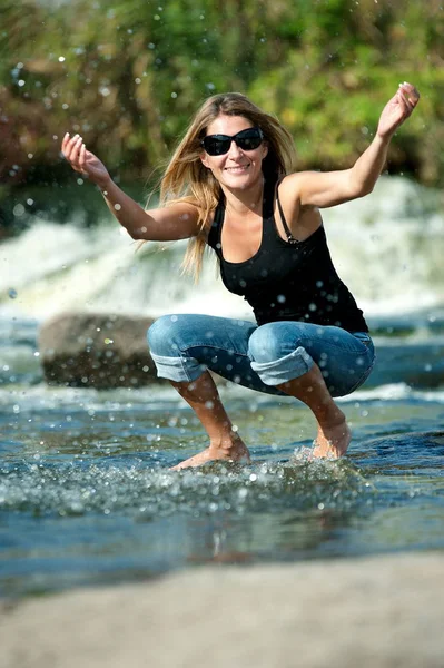 Schöne Mädchen im Freien — Stockfoto