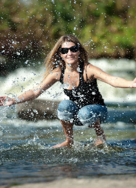 Schöne Mädchen im Freien — Stockfoto