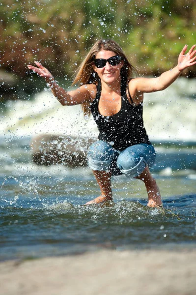 Schöne Mädchen im Freien — Stockfoto