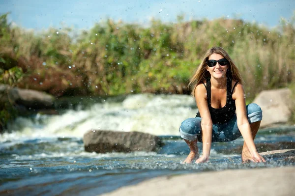 Schöne Mädchen im Freien — Stockfoto