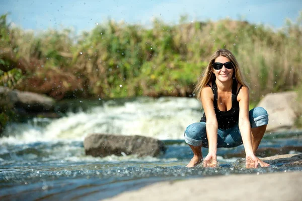 Schöne Mädchen im Freien — Stockfoto