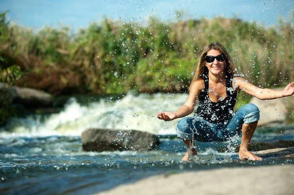 Schöne Mädchen im Freien — Stockfoto