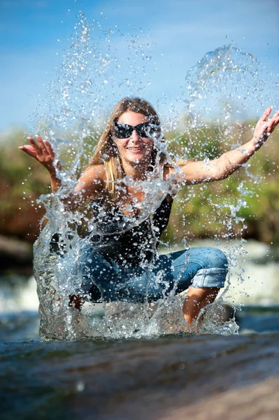 Güzel kız açık havada — Stok fotoğraf