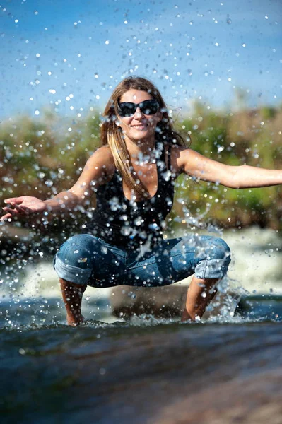 Güzel kız açık havada — Stok fotoğraf