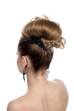 Beyaz bir arka planda poz veren neşeli saçlı güzel, seksi sarışın kız.