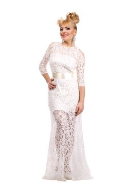 Beyaz arka plan izolasyonunda poz veren kırmızı elbiseli güzel sarışın kız.