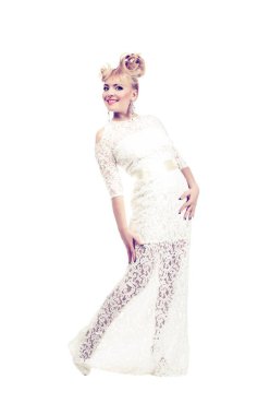 Beyaz arka plan izolasyonunda poz veren uzun beyaz elbiseli güzel sarışın kız.