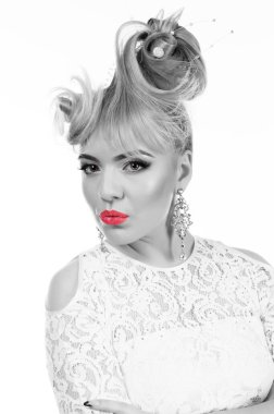 Beyaz arka plan izolasyonunda poz veren kırmızı elbiseli güzel sarışın kız.