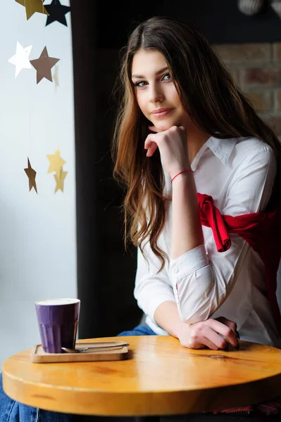 Menina Uma Mesa Junto Janela Café Com Uma Xícara Café — Fotografia de Stock