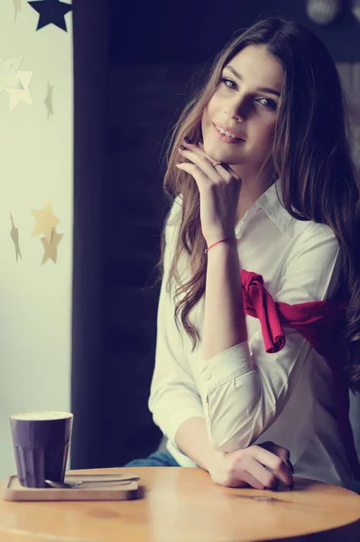 Menina Uma Mesa Junto Janela Café Com Uma Xícara Café — Fotografia de Stock