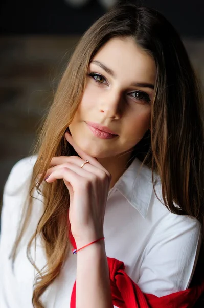 Portret Van Een Mooi Brunette Meisje Een Wit Shirt — Stockfoto