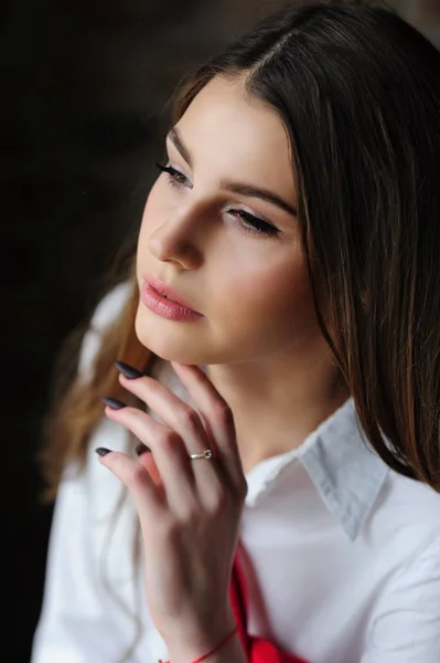 Portrét Krásné Brunetky Dívka Bílé Košili — Stock fotografie