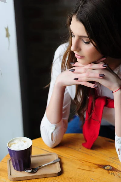 Meisje Aan Tafel Bij Het Raam Een Café Met Een — Stockfoto