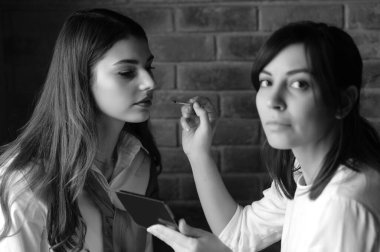 Güzel esmer kız model yüz yapıyor.