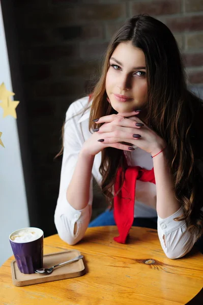 Meisje Aan Tafel Bij Het Raam Een Café Met Een — Stockfoto
