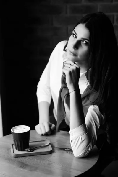 Menina Uma Mesa Junto Janela Café Com Uma Xícara Café — Fotografia de Stock