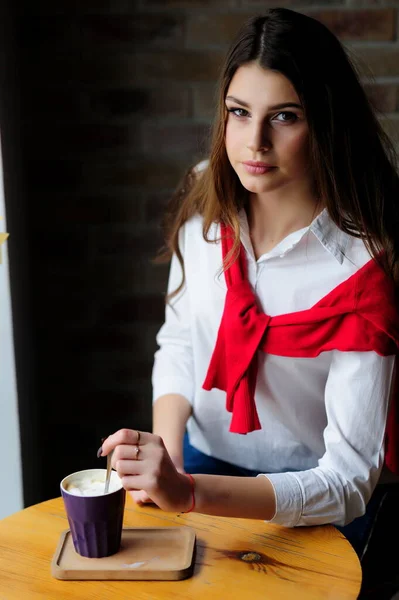 Mädchen Einem Tisch Fenster Einem Café Mit Einer Tasse Kaffee — Stockfoto