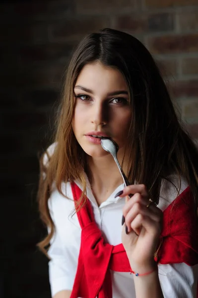 Chica Una Mesa Junto Ventana Café Con Una Taza Café —  Fotos de Stock