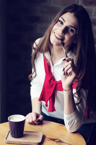 Menina Uma Mesa Junto Janela Café Com Uma Xícara Café — Fotografia de Stock