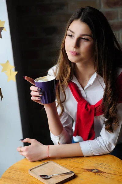 Bir Kafede Pencerenin Yanındaki Masada Bir Fincan Kahveyle Oturan Kız — Stok fotoğraf