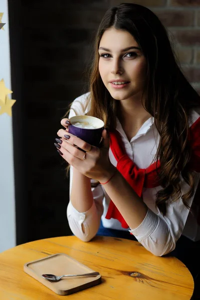 Menina Uma Mesa Junto Janela Café Com Uma Xícara Café — Fotografia de Stock