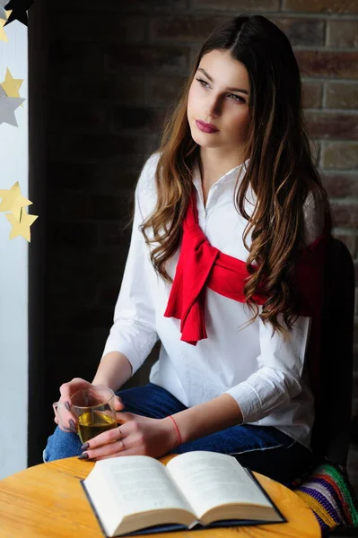 Menina Uma Mesa Janela Café Com Uma Xícara Chá Livro — Fotografia de Stock