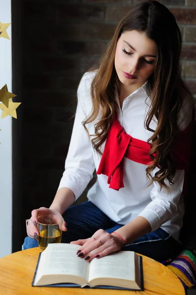 Menina Uma Mesa Janela Café Com Uma Xícara Chá Livro — Fotografia de Stock