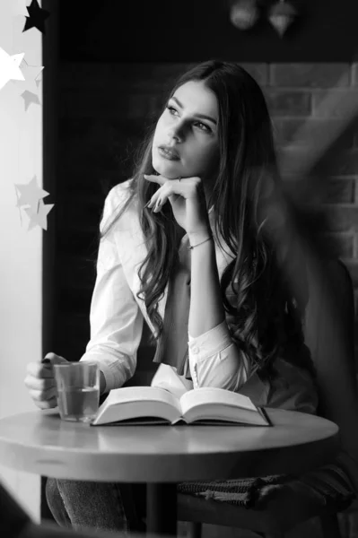 Chica Una Mesa Junto Ventana Café Con Una Taza Libro — Foto de Stock