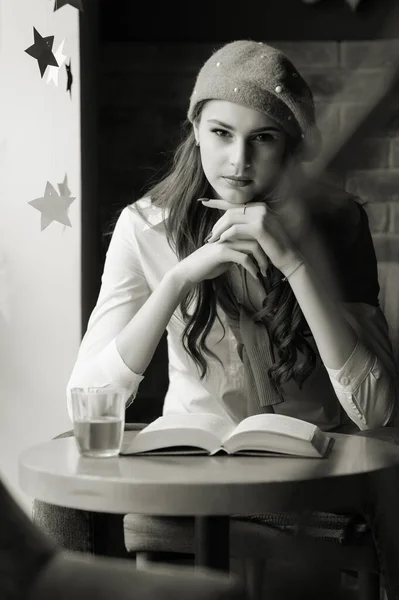 Chica Una Mesa Junto Ventana Café Con Una Taza Libro — Foto de Stock