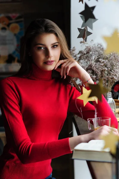 Mooi Meisje Een Rode Trui Aan Het Raam Een Café — Stockfoto