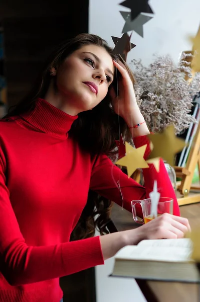 Krásná Dívka Červeném Svetru Okna Kavárně Šálkem Čaje Knihou — Stock fotografie