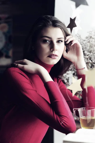 Όμορφο Κορίτσι Ένα Κόκκινο Πουλόβερ Στο Παράθυρο Ένα Καφέ Ένα — Φωτογραφία Αρχείου