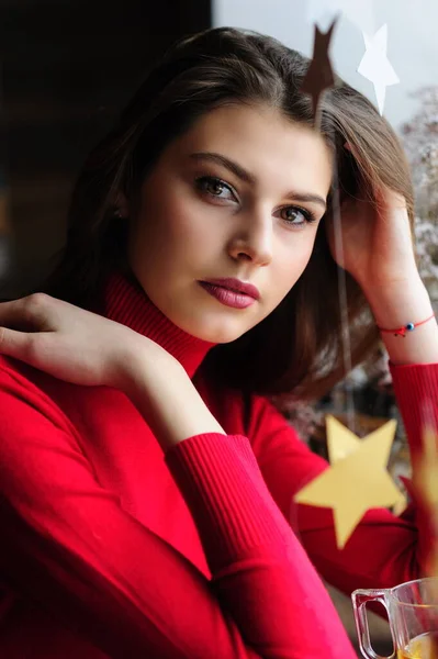 Menina Bonita Uma Camisola Vermelha Janela Café Com Uma Xícara — Fotografia de Stock