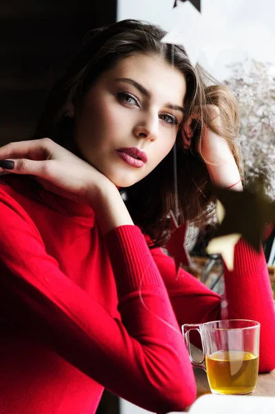 Gyönyörű Lány Piros Pulóverben Ablakban Egy Kávézóban Egy Csésze Teával — Stock Fotó