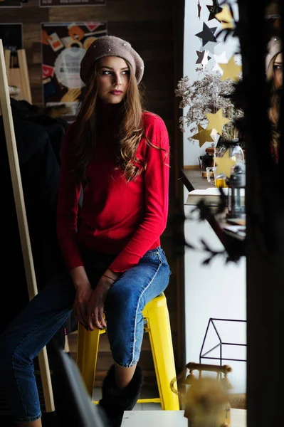 Hermosa Chica Suéter Rojo Ventana Café Con Una Taza Libro —  Fotos de Stock