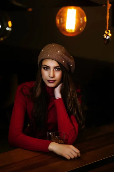 Πορτρέτο Ενός Όμορφου Μελαχρινού Κοριτσιού Ένα Κόκκινο Πουλόβερ Στο Τραπέζι — Φωτογραφία Αρχείου