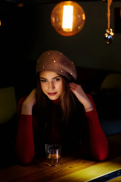 Porträt Eines Schönen Brünetten Mädchens Roten Pullover Tisch Mit Einer — Stockfoto