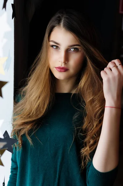 Retrato Una Hermosa Chica Morena Suéter Verde Junto Ventana —  Fotos de Stock