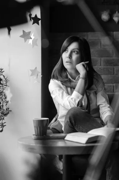 Retrato Uma Linda Garota Morena Uma Camisa Branca Uma Mesa — Fotografia de Stock