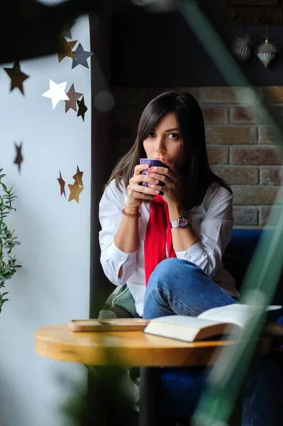 Retrato Uma Linda Garota Morena Uma Camisa Branca Uma Mesa — Fotografia de Stock