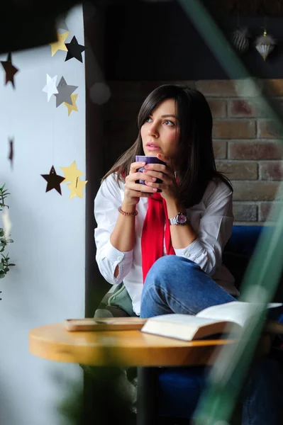 Retrato Uma Linda Garota Morena Uma Camisa Branca Uma Mesa — Fotografia de Stock