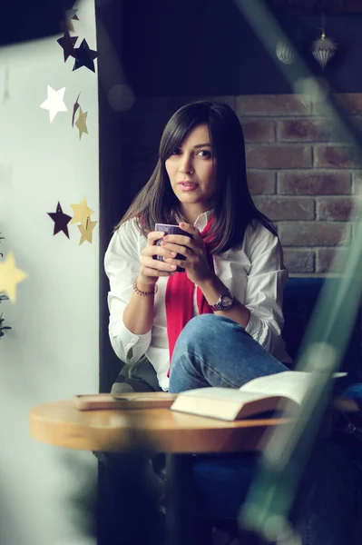 Porträt Eines Schönen Brünetten Mädchens Weißem Hemd Einem Tisch Einem — Stockfoto