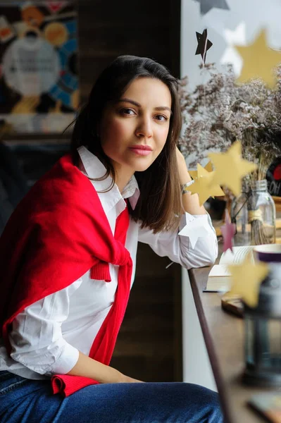 Retrato Uma Linda Garota Morena Uma Camisa Branca Pela Janela — Fotografia de Stock