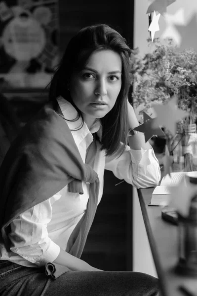 Portrét Krásné Brunetky Bílé Košili Okna Kavárně Šálkem Kávy Knihou — Stock fotografie