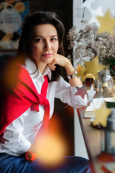 Portrait Une Belle Fille Brune Chemise Blanche Près Fenêtre Dans — Photo