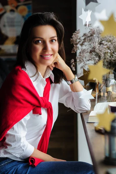 Beyaz Gömlekli Güzel Esmer Bir Kızın Portresi Kafenin Penceresinin Yanında — Stok fotoğraf