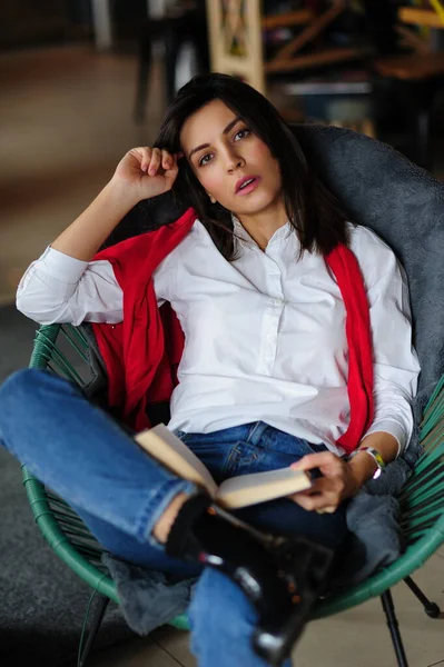 Beyaz Gömlekli Güzel Esmer Bir Kızın Portresi Sandalyede Kitap Okuyor — Stok fotoğraf